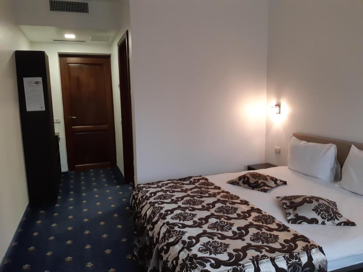 Hotel Ro&Mario Barlad Bîrlad エクステリア 写真